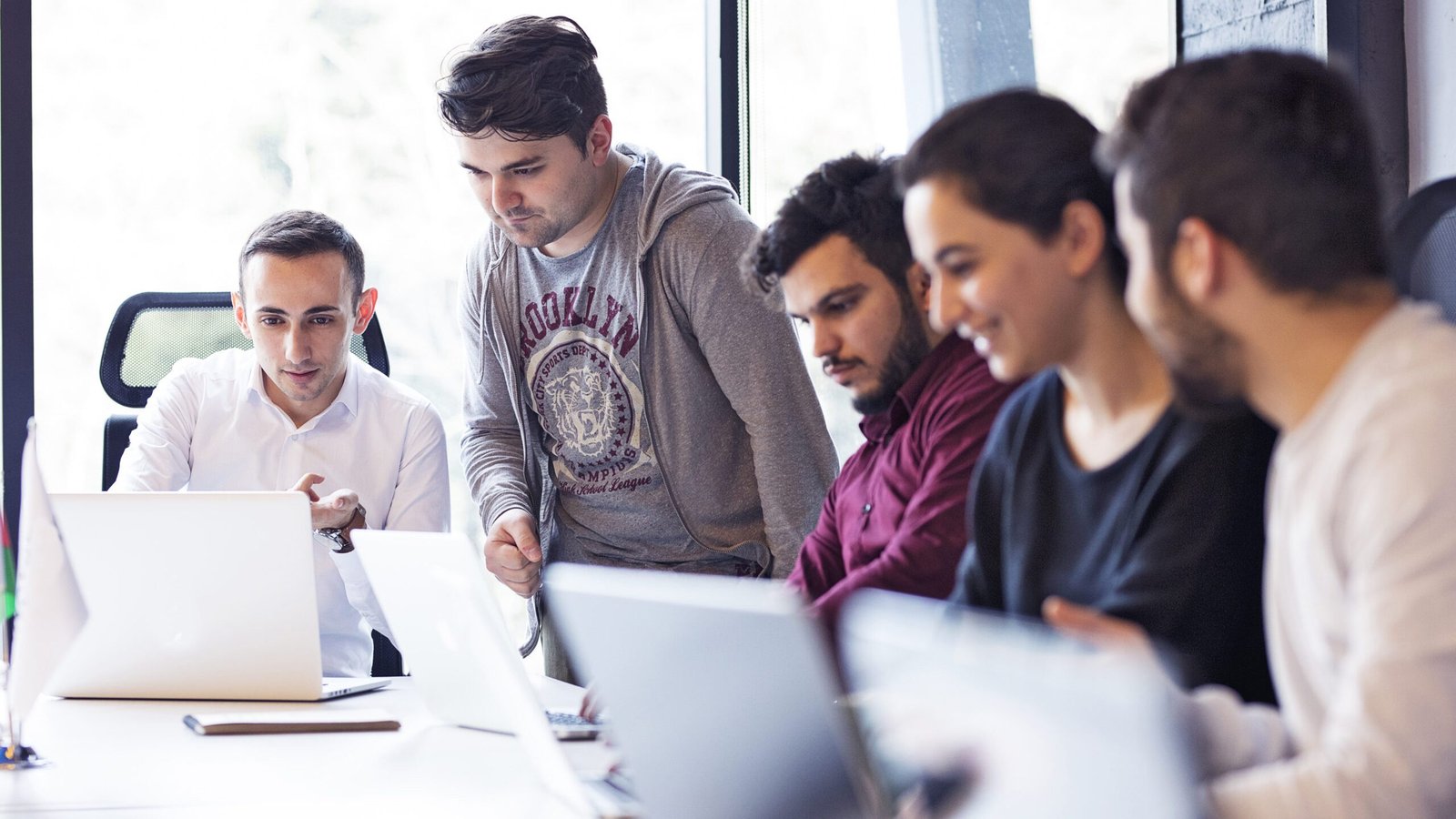 employees-meeting-room-office